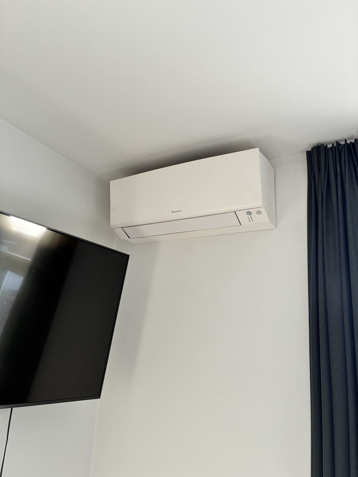 Airco-installatie Melis Cooling, wandunit naast een televisie